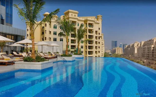 Luxurious St Regis 1 Bed Palm View
