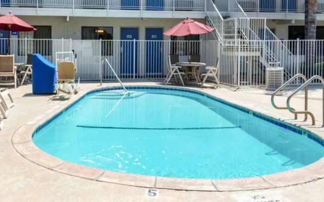 Motel 6 Bakersfield, CA - Convention Center