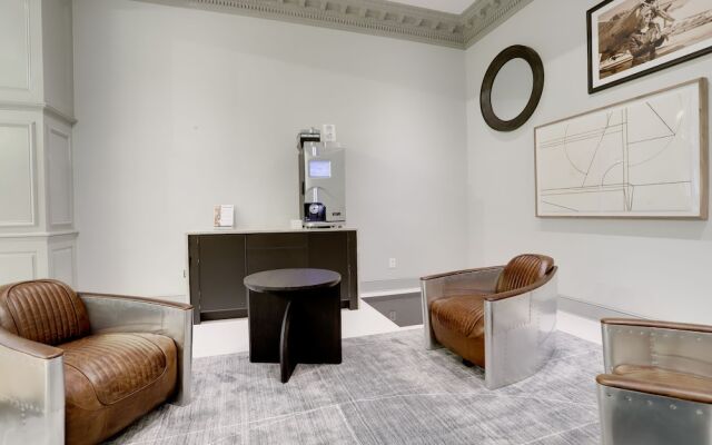 Charming Elegance Crystal City Apartment