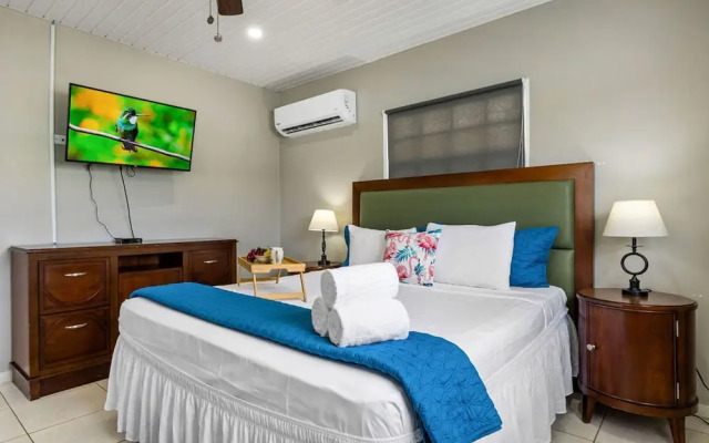 2br2ba Home w Private Pool Close 2 Beach BBQ