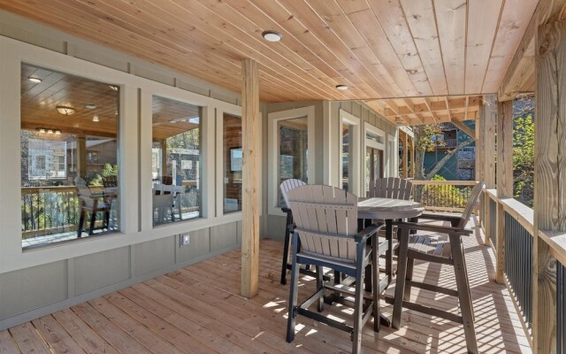 Smokey Treats 5 Bedroom Cabin by RedAwning