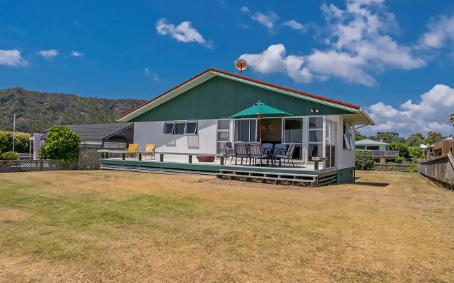 Beachfront Hideaway - Matarangi Holiday Home