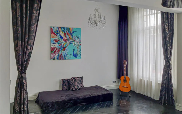Dina Perla Lodges shared home in museum district