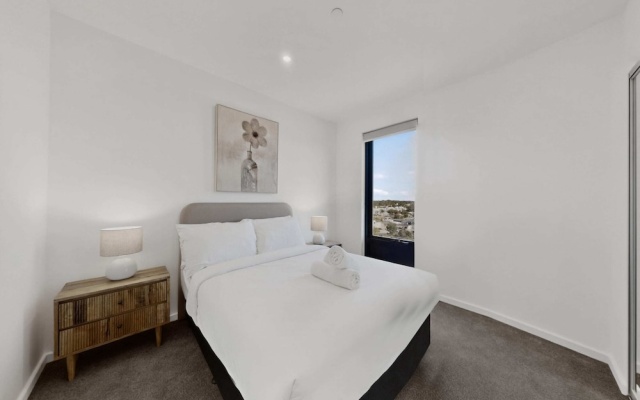 Spacious Newly 2 Bed Unit With Onsite Parking