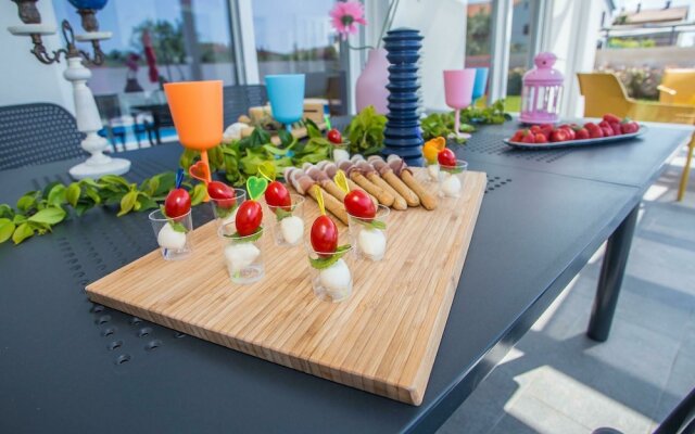 Elegant Villa With Swimming Pool in Pula Near Sea