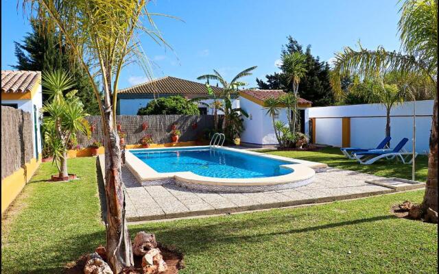 Chalet con piscina en Roche Viejo