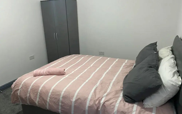 Room in Guest Room - Bright big Room in Coventry