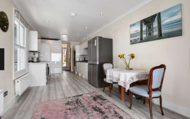 Inviting 6-bed House in London