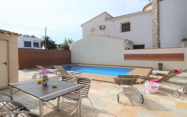 Attractive Holiday Home in Empuriabrava near Beach