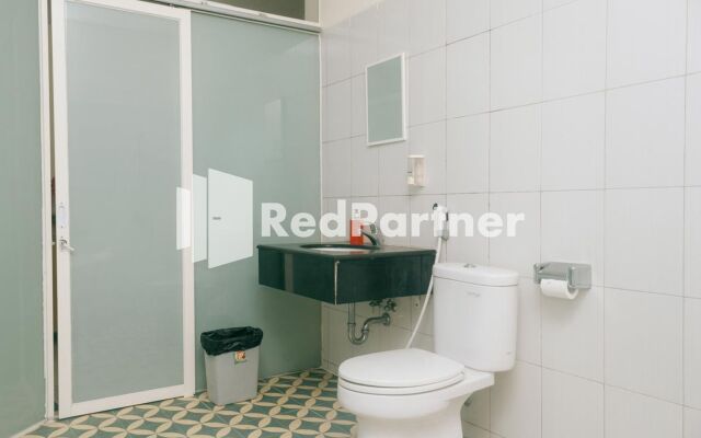 Pits Hotel RedPartner near Atom Mall