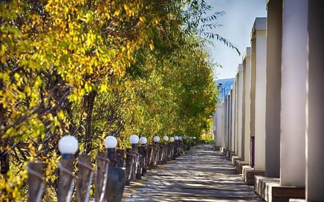 Lijiang Scenery Retreats Lake Front Villa Resort
