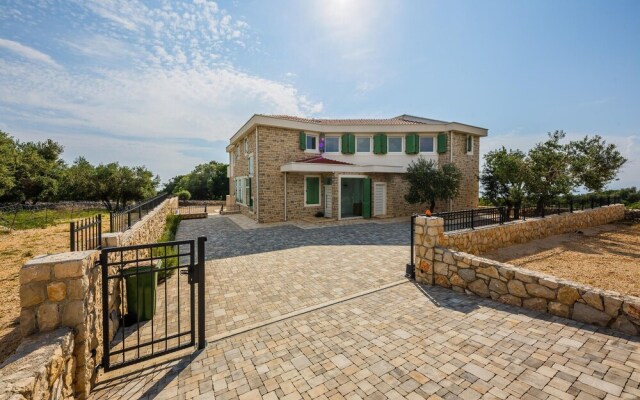 Stunning Home in Lun With Outdoor Swimming Pool, Wifi and 6 Bedrooms