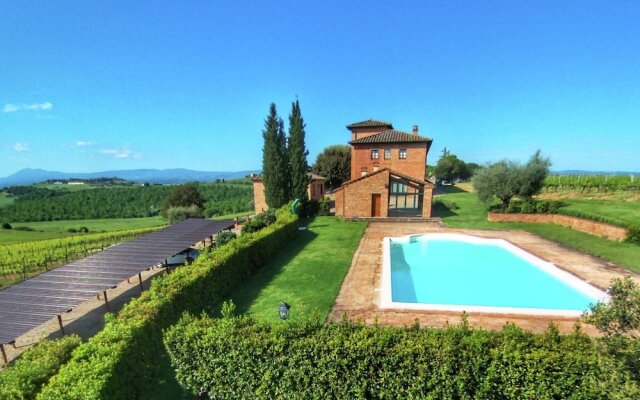 Quaint Farmhouse in Montepulciano with Pool