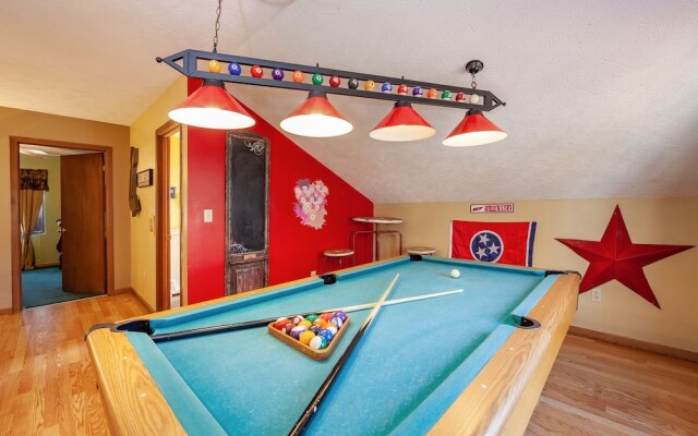 Bearfootin' 3 Bedroom Cabin by RedAwning