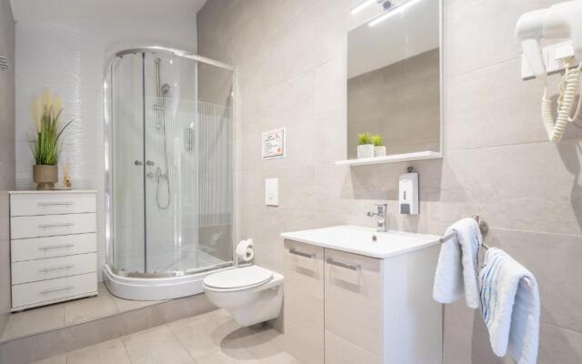 Fran Center Apartments (Square)