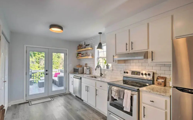 Pet-friendly Greenville Dwelling ~ 2 Mi From Dtwn!