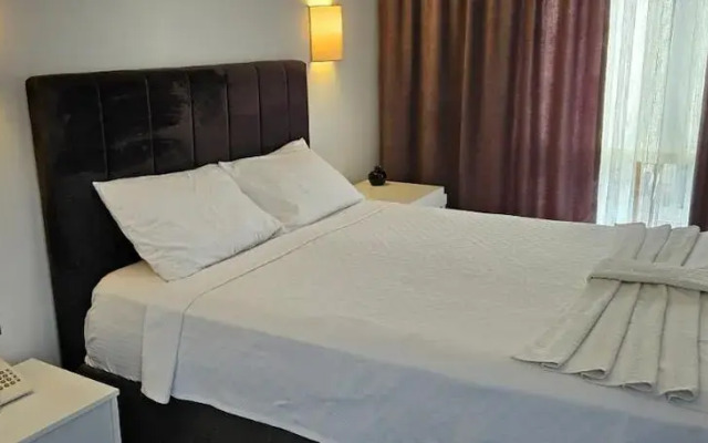 Li̇mi̇s Otel