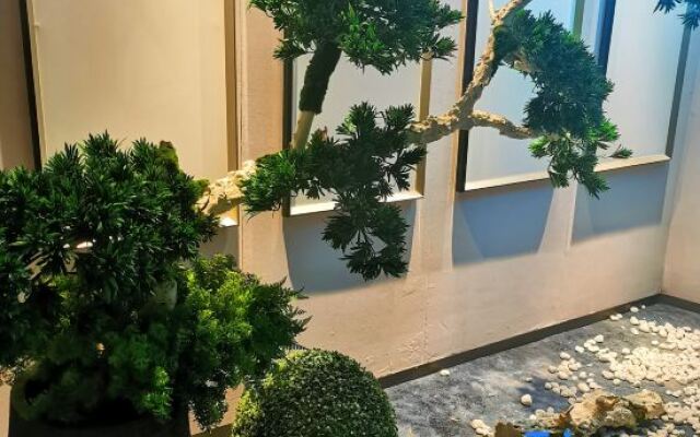 Rongyu International Hotel (Jishhou Municipal Government Ganzhou Ancient City Branch)