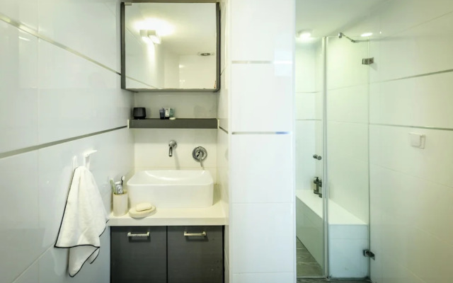 Charming 1BR Apt by Sea N' Rent