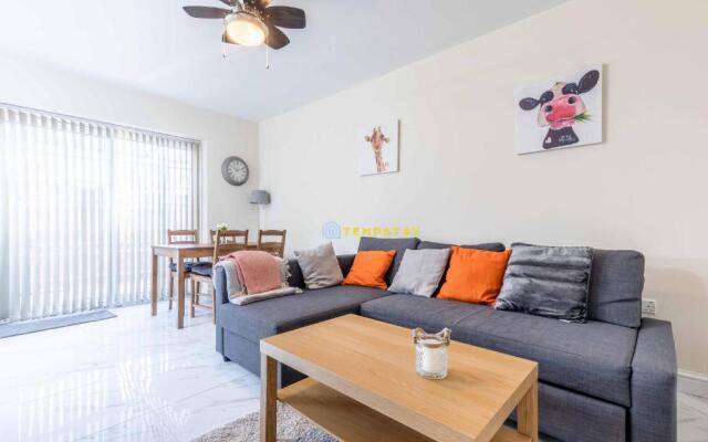 2 BED Modern apartment. Close to station & PARKING