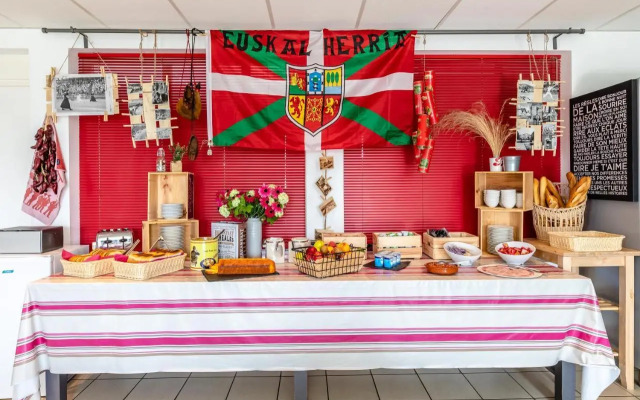 Bella Vista Guest Center Pays Basque