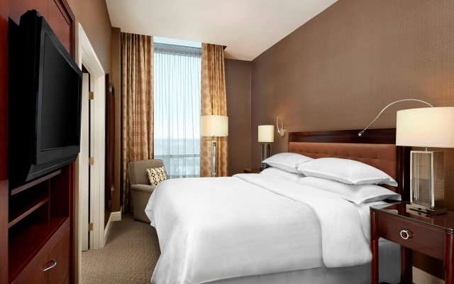 Sheraton Suites Calgary Eau Claire - Image 4