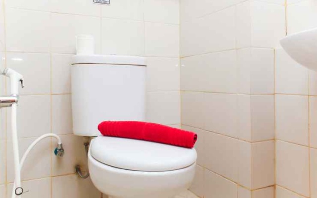 Cozy Living and Comfortable 2BR at Lagoon Bekasi Town Square Apartment By Travelio – Bathroom – Bekasi