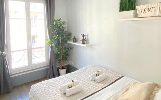 827 - Champ de Mars - Appartement parisien