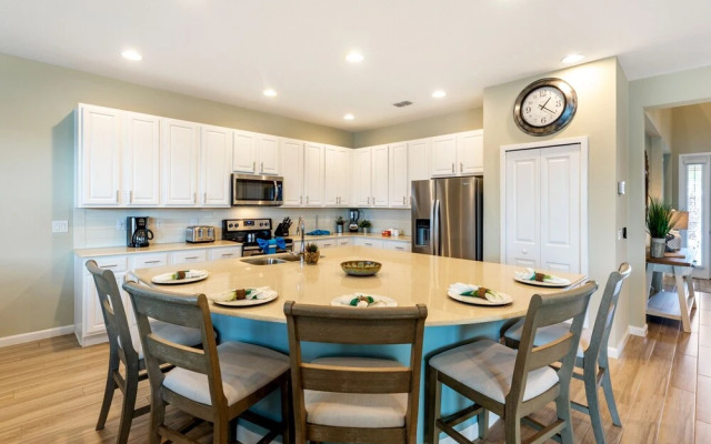 Lake Views, Private Pool & Spa, Games Room..