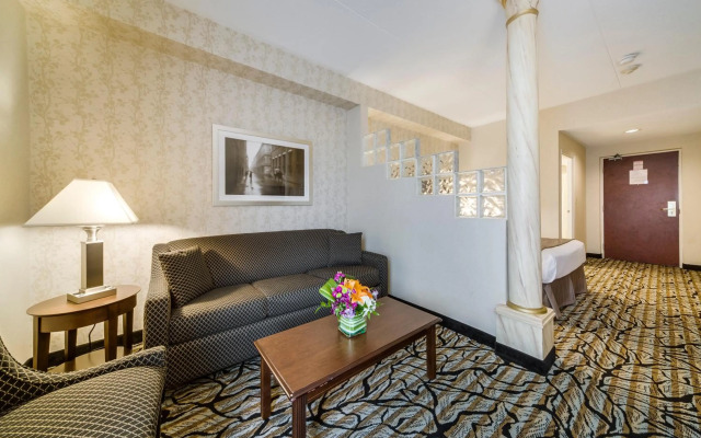 Monte Carlo Inn Oakville Suites