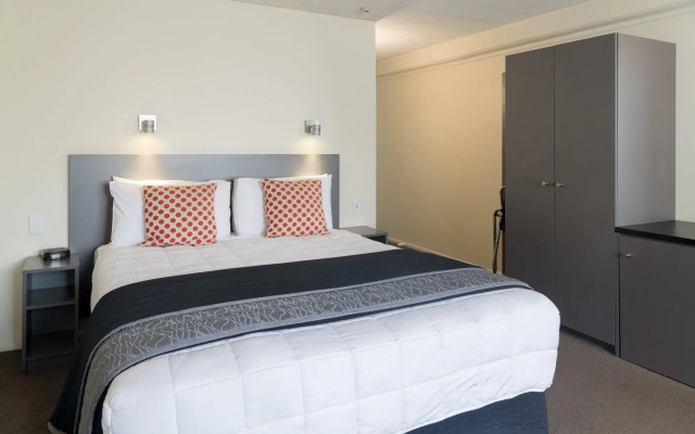 West Plaza Hotel