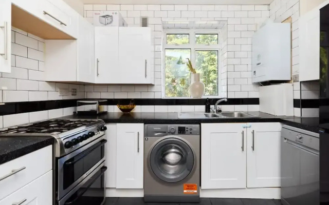 The Holloway Place - Modern 1bdr Flat With Balcony