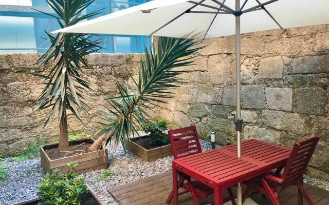 Low Cost Parking - Private Garden - Almada 392