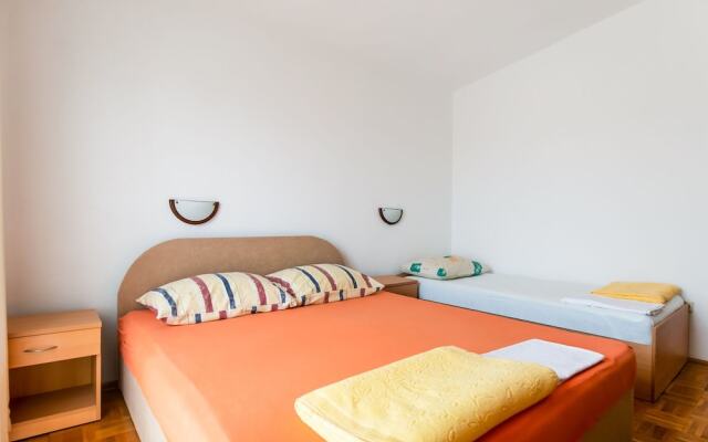 Lovely Apartment in Krneza Near Seabeach