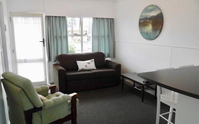 Raglan Palm Beach Motel