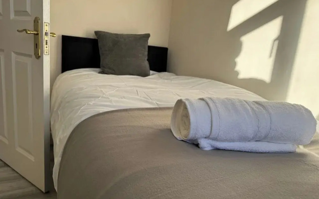Colindale/sleeps7/privategarden/3br/freeparking/