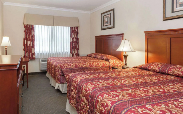 Howard Johnson by Wyndham Bakersfield