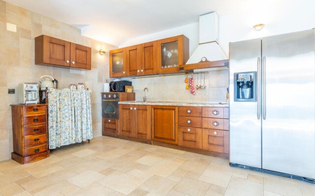 Beautiful Home in Mimice With Wifi and 3 Bedrooms