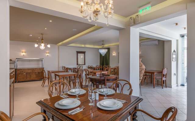 Nami Hotel & Suites
