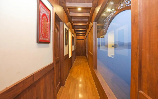 OYO EKTA Houseboat