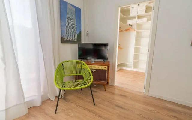 Fira POP 2 Modern Balcony by Myrentalhost