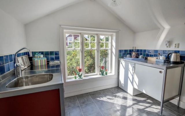 2 Bed House Sleeps 4 With Garden & Free Parking