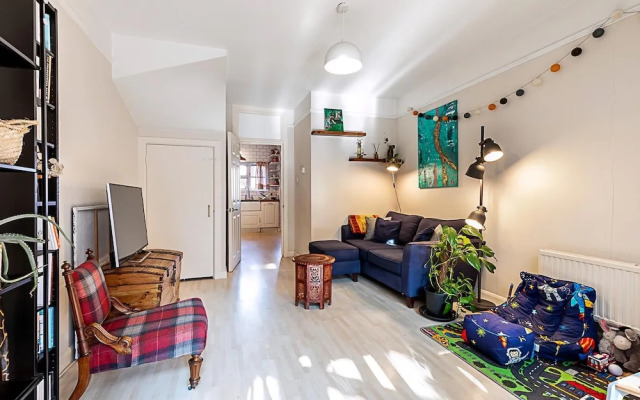 Stylish & Spacious 3-bed Home in Vibrant Bow