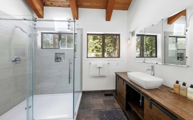 Bright & Modern Cabin Luxury Home in Carnelian Bay!