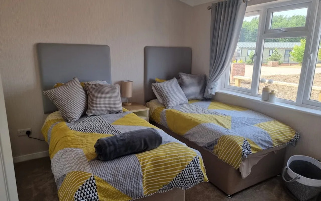 Remarkable 2-bed Luxury Lodge in Routh With Hottub