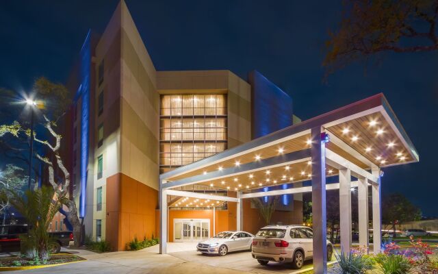 Holiday Inn Express & Suites San Antonio Medical-Six Flags, an IHG Hotel