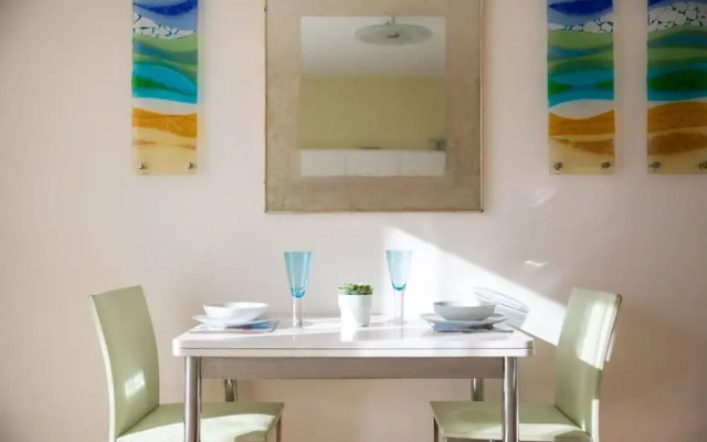 Sunny Modern Nr Beach Village w Parking