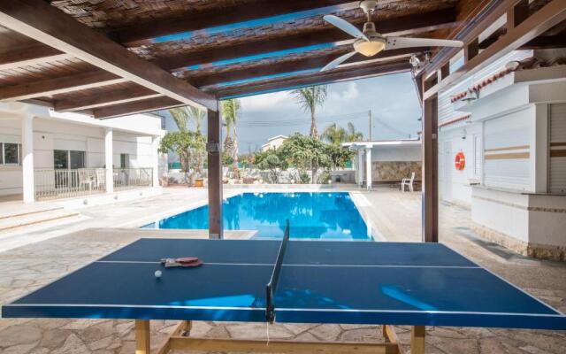 "papas Family Villa With Private Pool / Wheelchair Accessible"