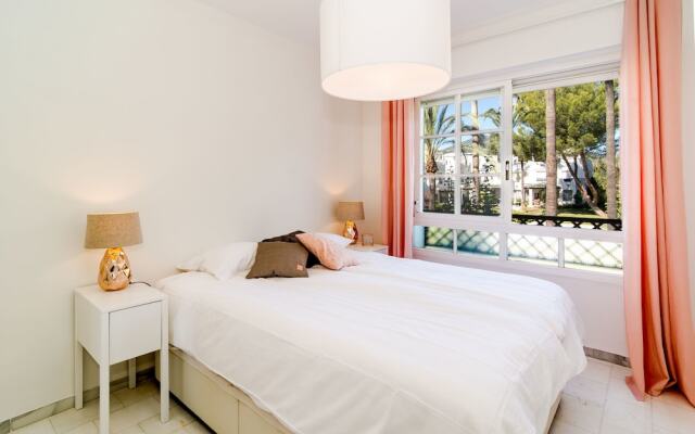 SE-Spacious townhouse in Nueva Andalucia Roomservice