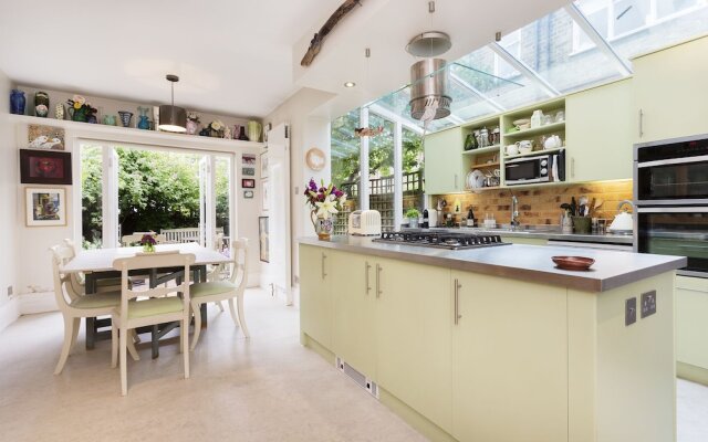 Veeve - The Conservatory